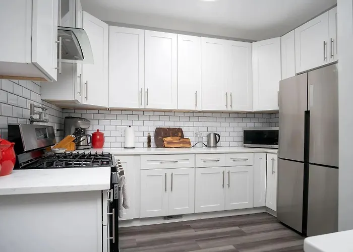 Beautiful 4 Bedroom House Near Downtown Columbus With Garage Parking And Backyard