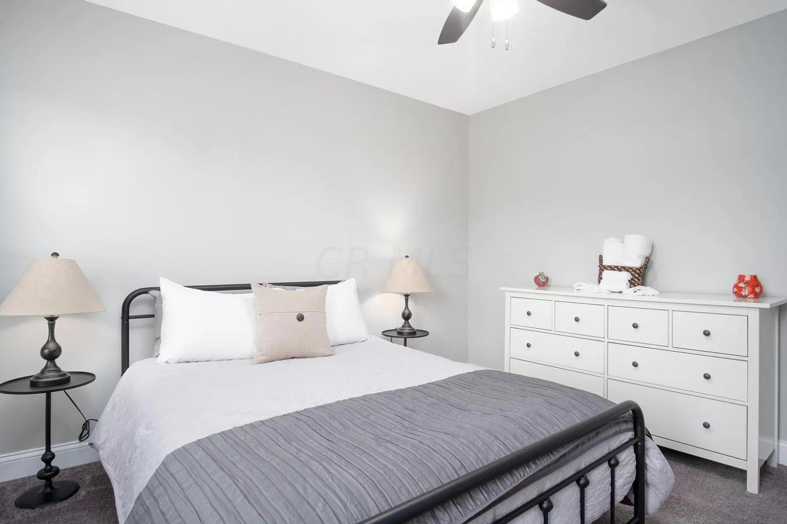Dom wakacyjny Beautiful 4 Bedroom House Near Downtown With Garage Parking And Backyard