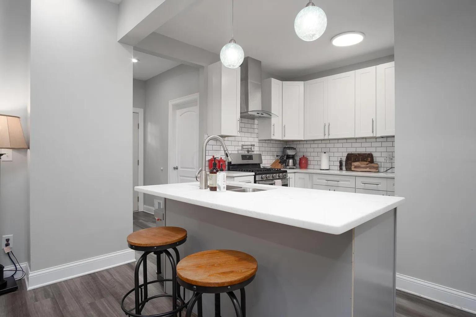 Beautiful 4 Bedroom House Near Downtown With Garage Parking And Backyard