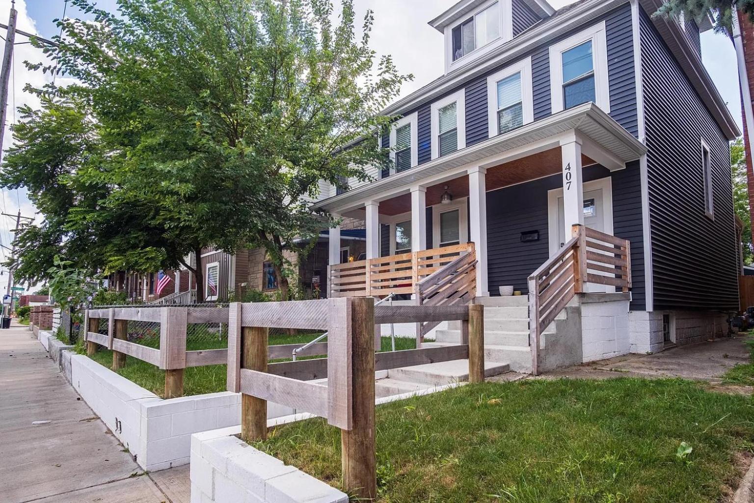 Beautiful 4 Bedroom House Near Downtown With Garage Parking And Backyard