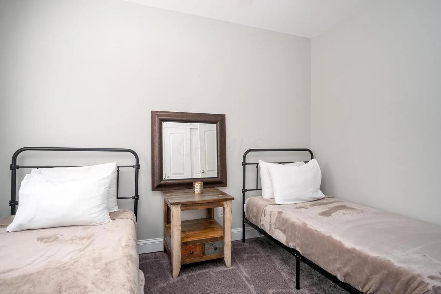 Beautiful 4 Bedroom House Near Downtown With Garage Parking And Backyard Dom wakacyjny *