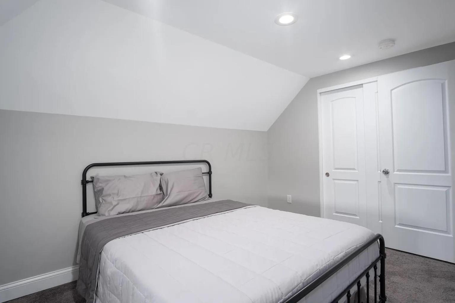 Dom wakacyjny Beautiful 4 Bedroom House Near Downtown With Garage Parking And Backyard