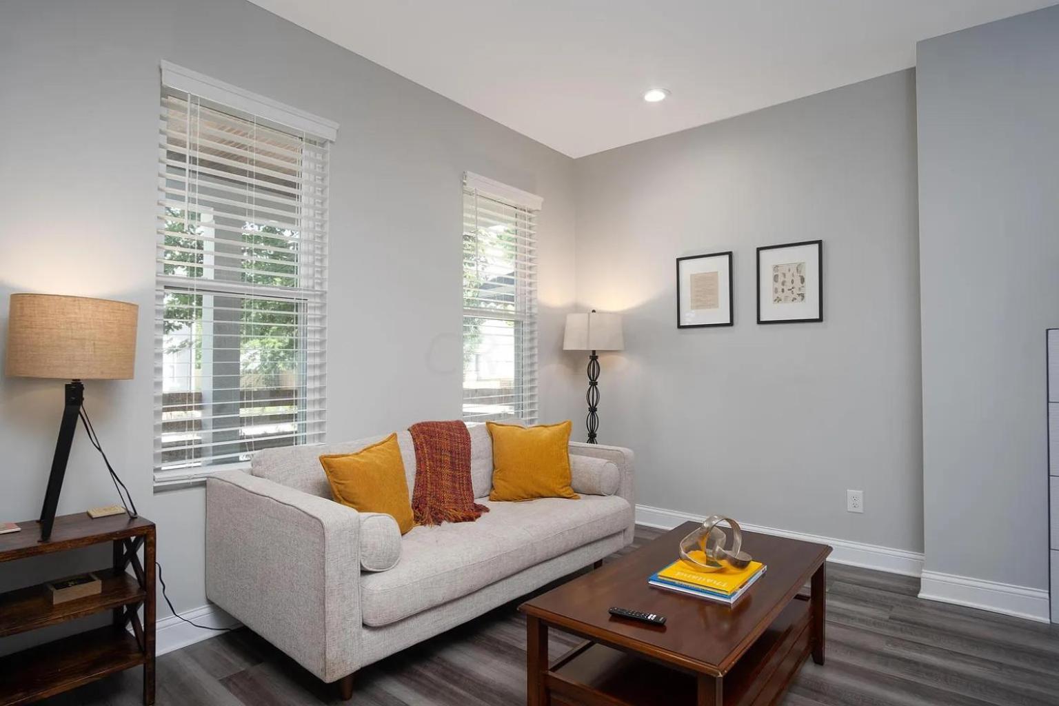 Beautiful 4 Bedroom House Near Downtown With Garage Parking And Backyard *